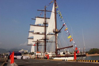 Flag-hoisting ceremony held to debut VN navy’s first sailing ship