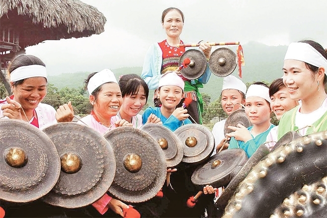 The sound of gongs in Ba Vi, gong culture, muong ethnic group, entertainment events, entertainment news, entertainment activities, what’s on, Vietnam culture, Vietnam tradition, vn news, Vietnam beauty, news Vietnam, Vietnam news, Vietnam net news,