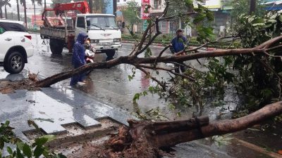 Etau dumps heavy rains as it makes landfall in central Vietnam