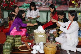 Overseas Vietnamese in Laos and China celebrate Tet