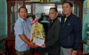 Tet gifts delivered to needy people nationwide
