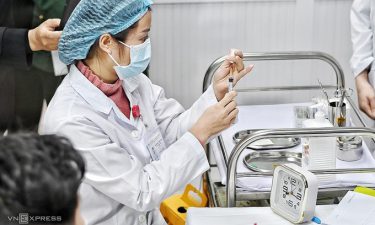 Vietnam prioritizes Covid-19 vaccines for medics, diplomats