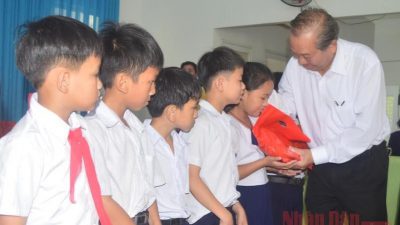 Deputy PM offers gifts to children with disabilities in Quang Ngai