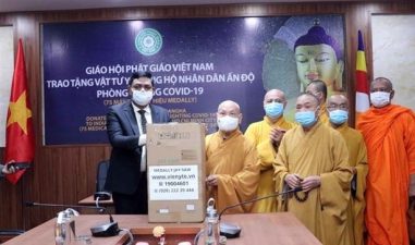 Vietnam Buddhist Sangha presents medical equipment to India