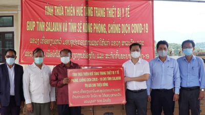Thua Thien Hue gifts medical equipment to two Lao provinces