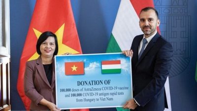 Hungary presents COVID-19 vaccine, medical supply to Vietnam