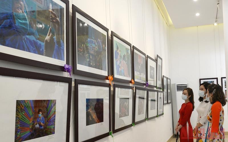 Photo exhibition on Hanoi opens