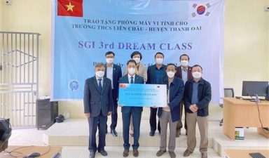 RoK organisation presents computer lab to Hanoi students