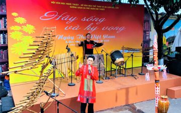 Activities mark 20th Vietnam Poetry Day