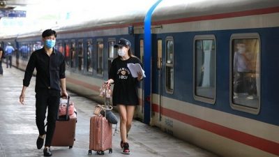 Vietnam Railways arranges more trains and cuts ticket prices by 30 percent after Tet