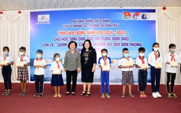 Soc Trang: 110 scholarships presented to needy students