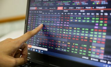 VN-Index extends losses with last-minute sell-off