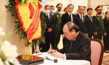 Vietnamese leaders pay respect to late Shinzo Abe